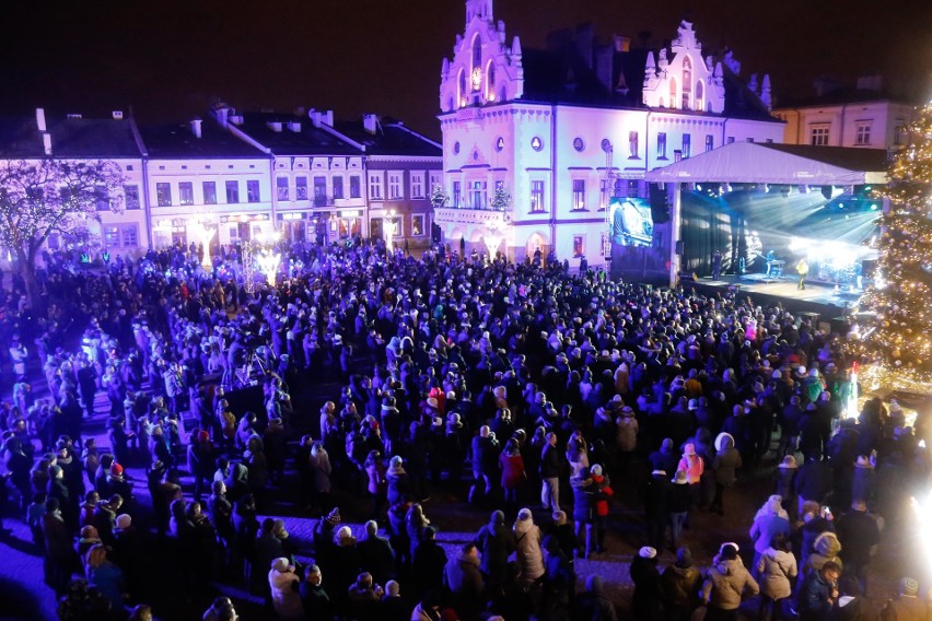 Tłumy rzeszowian witało Nowy Rok na Rynku. Gwiazdą...