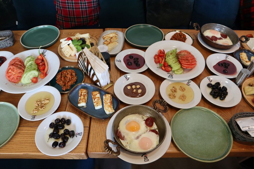 Typowy stół śniadaniowy w Turcji zaprezentowano w...