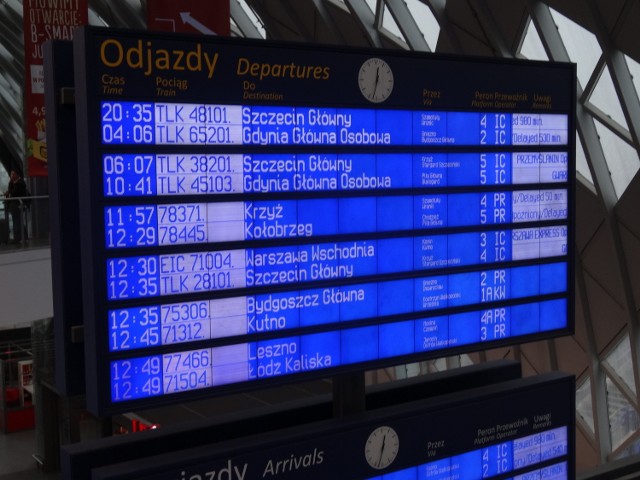Tablica na poznańskim dworcu wskazuje opóźnienia