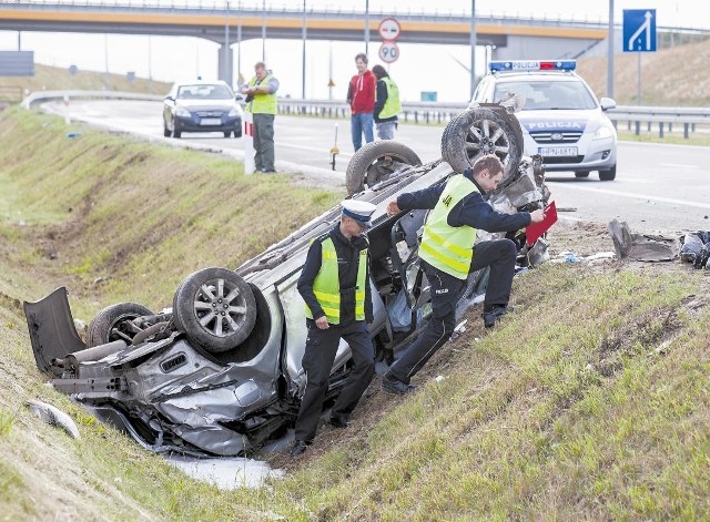 Czwartkowy wypadek na obwodnicy Słupska. Dachowała toyota, jej kierowca nie przeżył.