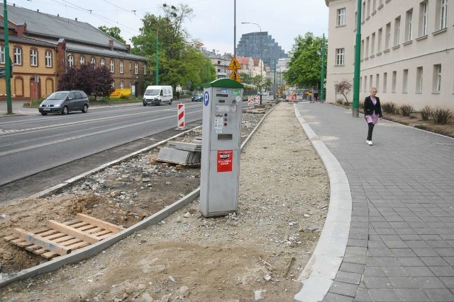 Kierowcy, piesi i pasażerowie tramwajów jadących ulicą Grunwaldzką mogą obserwować przebieg prac nad budową drogi rowerowej. Co cieszy szczególnie, przy wylocie ulicy Śniadeckich powstaje sygnalizacja świetlna.