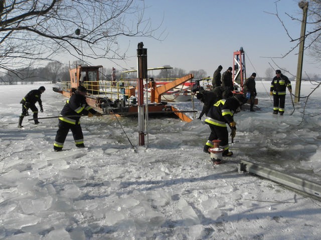 Żołnierze i strażacy skuwają lód na Gople