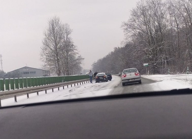 Ślisko na drogach pod Wrocławiem, samochody w rowach, wypadki. Zobaczcie zdjęcia 