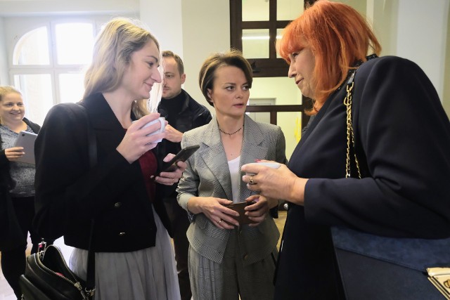 Od lewej: Klaudia Strzelecka, Jadwiga Emilewicz i Lidia Dudziak na konferencji prasowej dot. higieny cyfrowej.