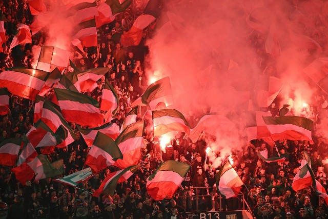 W trakcie meczu Śląsk Wrocław - Widzew Łódź pseudokibice po obu stronach odpalali pirotechnikę. Kluby nie unikną kar