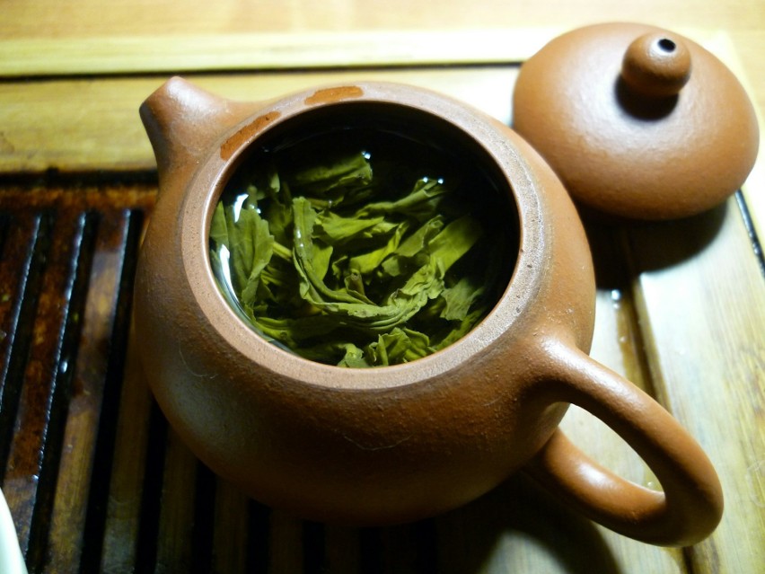 Zielona herbata ma mnóstwo zdrowotnych właściwości. Dzięki...