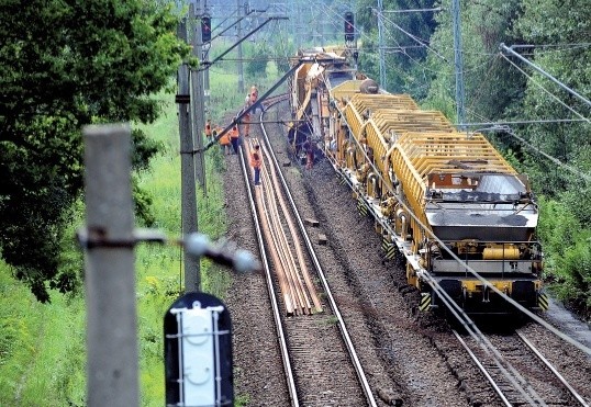 Wszystkie segmenty tej potężnej maszyny, połączone razem, mają długość do 600 m. W ciągu doby układasama 400-600 m nowego podłoża bez ruszania szyn.