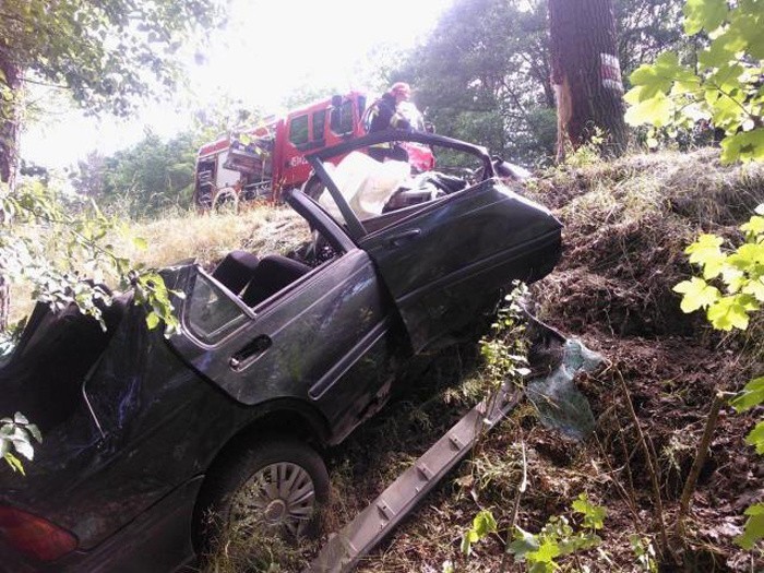 Honda uderzyła w drzewo, kierowca nie żyje (zdjęcia)