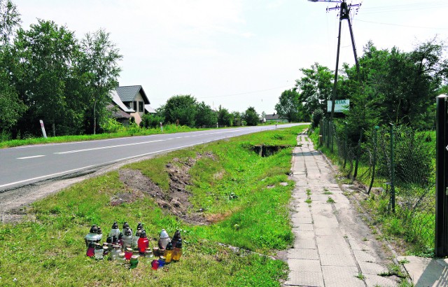 Wólka Rokicka. Tu zdarzył się najtragiczniejszy wypadek na Lubelszczyźnie w ostatnich latach. Zginęła 31-letnia kobieta i dwoje dzieci. Kierował ich pijany ojciec.