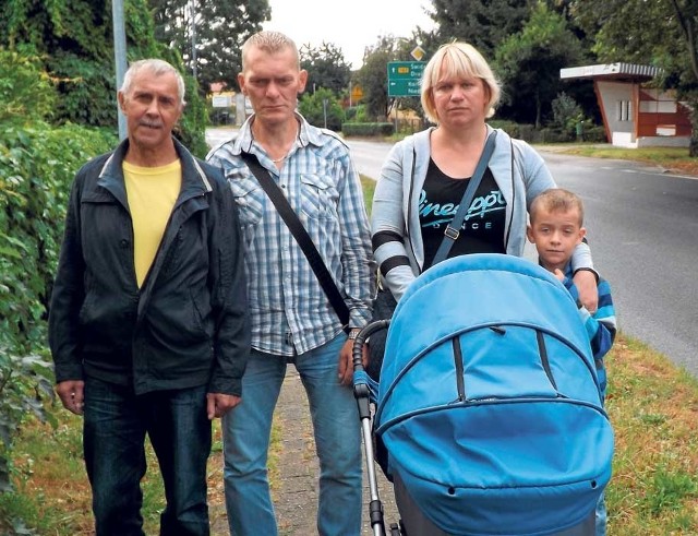 Rodzina Purgatów przyszła na posterunek w sobotę rano. Przed nimi policja wzywała już kilka innych rodzin. Wszystkie tłumaczą się podobnie: "podpisywała się jedna osoba, ale za naszą zgodą". Od lewej: Zygmunt Purgat, z prawej jego synowa Alina z synem i wnukiem