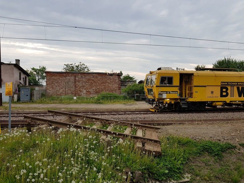 Trwa remont odcinka linii kolejowej 405 między Słupskiem a...