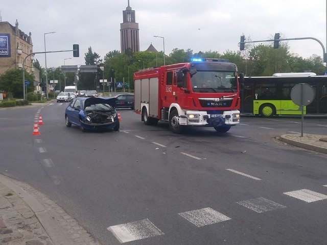 Do zderzenia doszło w czwartek, 2 maja, na skrzyżowaniu ulic Grobla i Zielonej w Gorzowie. Zderzyły się peugeot i audi. Do zderzenia doszło w chwili kiedy kierujący audi wjechał na skrzyżowanie na czerwonym świetle. Wtedy zajechał drogę kierowcy peugeota. Na miejsce została wezwana ekipa karetki pogotowi ratunkowego. Na szczęście nikomu nic się nie stało. Przyjechała również gorzowska drogówka. Kierowca audi został ukarany mandatem oraz punktami karnymi.