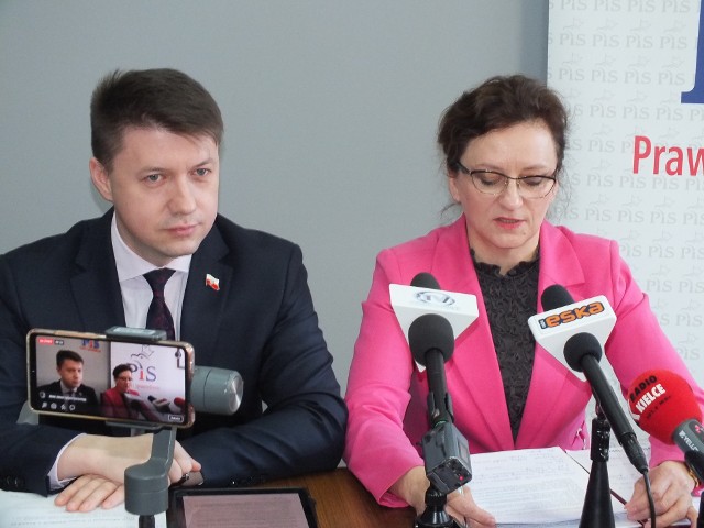 Posłowie Agata Wojtyszek i Bartłomiej Dorywalski podczas konferencji prasowej w Starachowicach