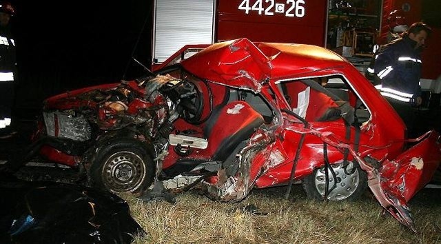 Czerwony opel corsa, w którym zginął kierowca,  został doszczętnie rozbity