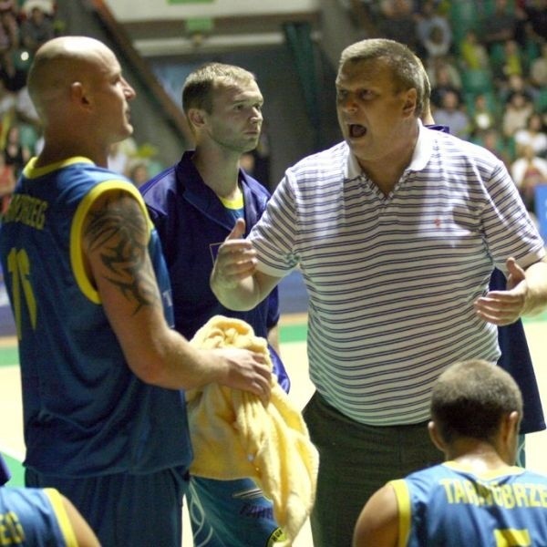 Trener koszykarzy Siarki Tarnobrzeg Zbigniew Pyszniak ma do swoich podopiecznych wiele pretensji, jednocześnie ich broni.
