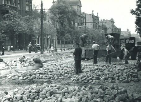 W latach 50. szeroki deptak zamieniono w jedną z...