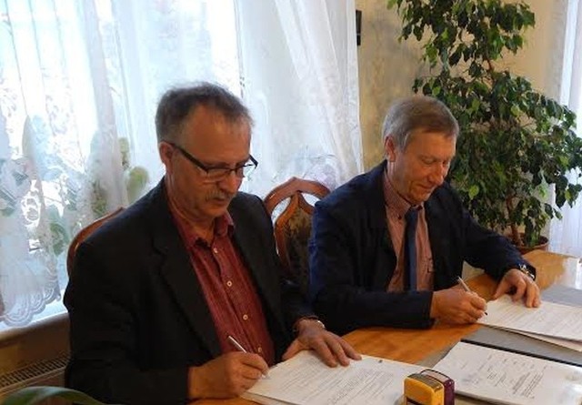 Wójt Lubiewa podpisał umowę z Czesławem Pawłowskim.
