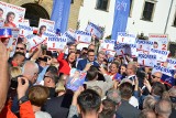 Wybory 2019. Premier Mateusz Morawiecki w Brzegu. Kilkaset osób przyszło na spotkanie na placu Zamkowym