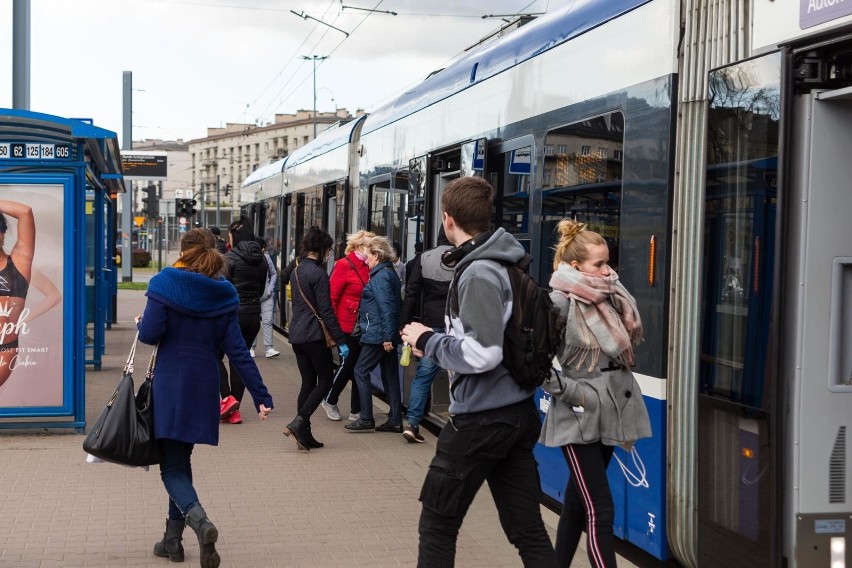 Kraków. Autobusów i tramwajów jest więcej, ale pasażerowie nadal skarżą się na tłok