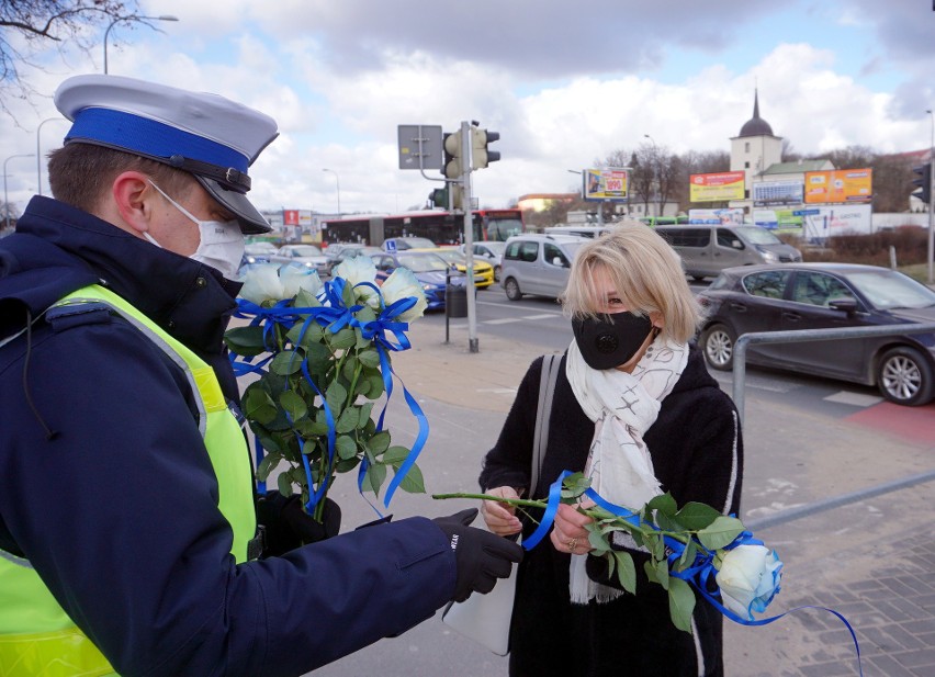 Kwiaty zamiast mandatów. Akcja policji i WORD w Lublinie