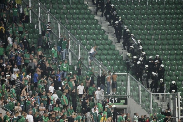 Fani WKS-u chcieli zrewanżować się za zamieszki w Podgoricy, ale na Stadionie Miejskim oddzieliła ich od kibiców gości spora grupa policjantów