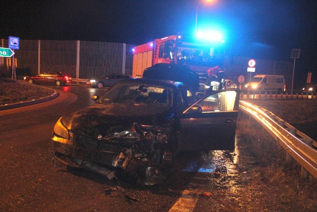 Sezon skoków rozpoczęty. Jego otwarcia dokonał w czwartek przed świtem, nie w górskiej Wiśle, a w podkieleckiej Cedzynie 22-letni kierowca bmw. Po badaniu okazało się, że jechał mając ponad 3 promile alkoholu w organizmie. Podobnych "skoków" policja odnotowała w tym miejscu bardzo wiele.>>>CZYTAJ WIĘCEJ NA KOLEJNYCH SLAJDACH