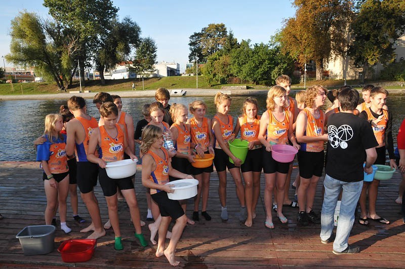 Leją wodę, ale wiedzą w jakim celu! Ice Bucket Challenge w Zespole Szkół nr 10 w Bydgoszczy [zdjęcia]