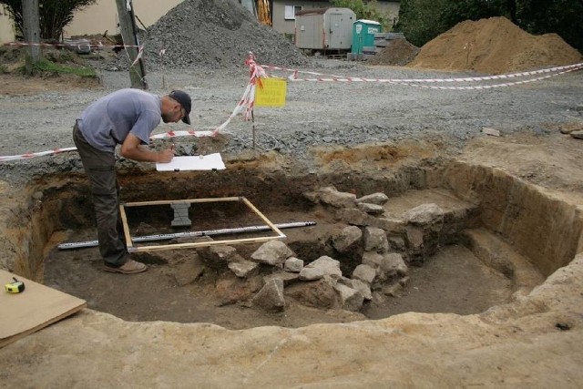 Archeolodzy mają doświadczenie w pracach  na terenie Wodzisławia Śl. W przeszłości badali teren dawnego klasztoru, gdzie odkryto cmentarzysko i studnię.Zobacz kolejne zdjęcia. Przesuwaj zdjęcia w prawo - naciśnij strzałkę lub przycisk NASTĘPNE