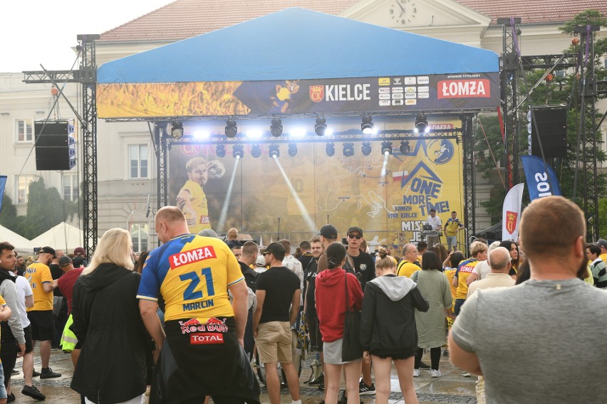 Servaas dziękuje, żegna odchodzących i zapowiada nowego sponsora. Łomża Vive Kielce na Rynku zakończyło sezon. Zobacz zdjęcia