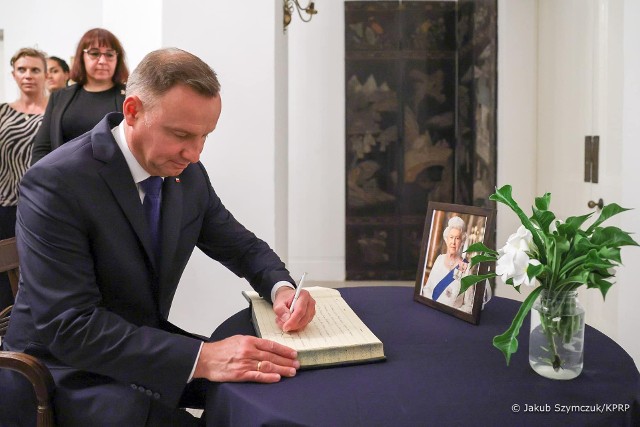 Prezydent Andrzej Duda wpisał się do księgi kondolencyjnej po śmierci królowej Elżbiety II