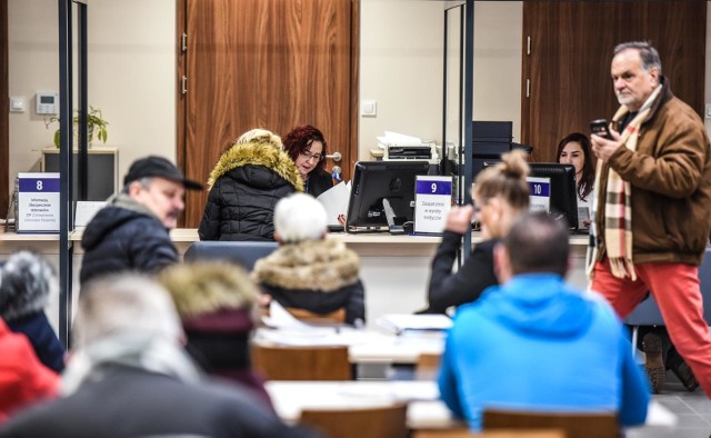 Za nami nieco ponad połowa roku, a w wielu bydgoskich poradniach już nie ma miejsc do lekarzy na 2018 rok. Postanowiliśmy sprawdzić, jak długo trzeba czekać na wizytę u specjalisty w NFZ. Zobaczcie, jak długie są kolejki do NFZ w Bydgoszczy.