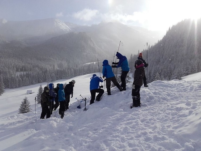 Tatry. Tutaj uczą jak zachować się, gdy zejdzie lawina w górach [ZDJĘCIA]