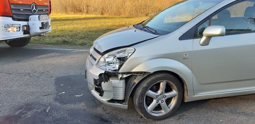 Wypadek w Królowej Polskiej. Zderzył się samochód osobowy z motocyklem, kierowca jednośladu trafił do szpitala [ZDJĘCIA]