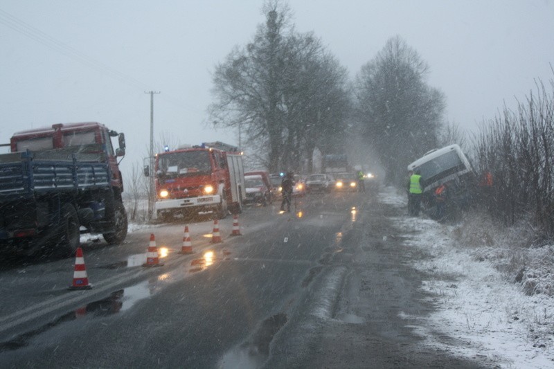 Wólka. Autobus wpadł do rowu (więcej informacji)