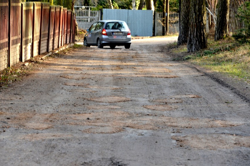 Na Zgórskiej w Kielcach drogowcy zasypali dziury tłuczniem, a nie gliną. Ale kiedy położą tam asfalt?