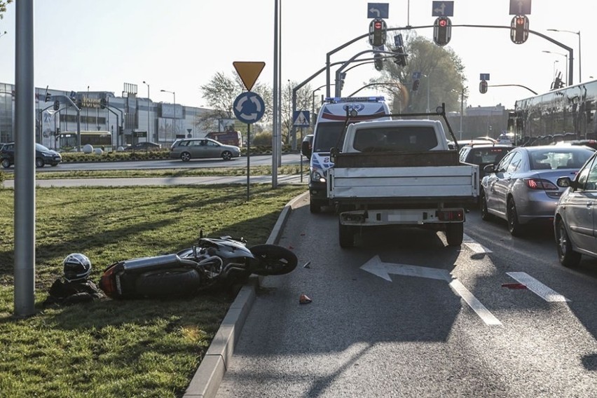 Motocyklista upadł i uderzył w ciężarówkę. Jechał ul. Wojska...