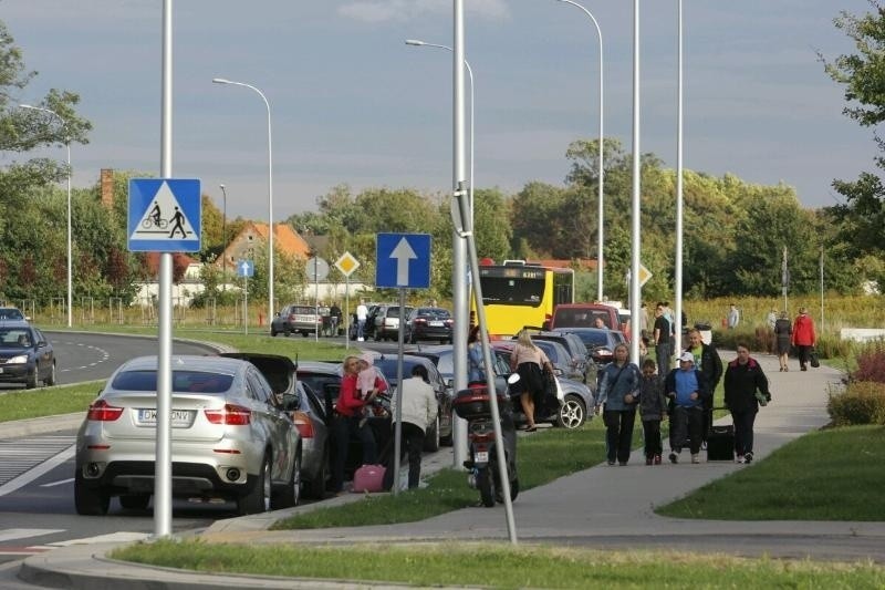Wrocław: Alarm bombowy na lotnisku. Ewakuowany terminal, wstrzymany ruch samolotów [ZDJĘCIA]