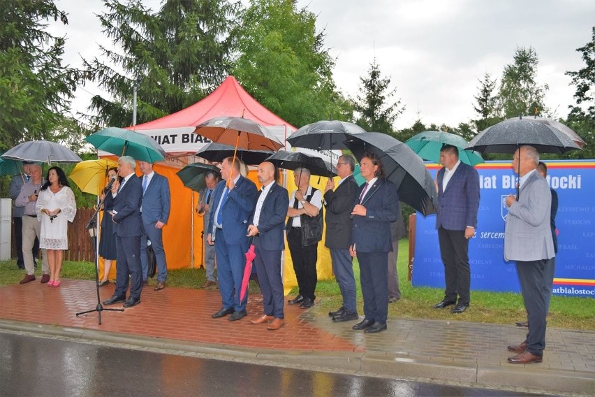 Uroczystość otwarcia drogi zakończyło jej poświęcenie przez...