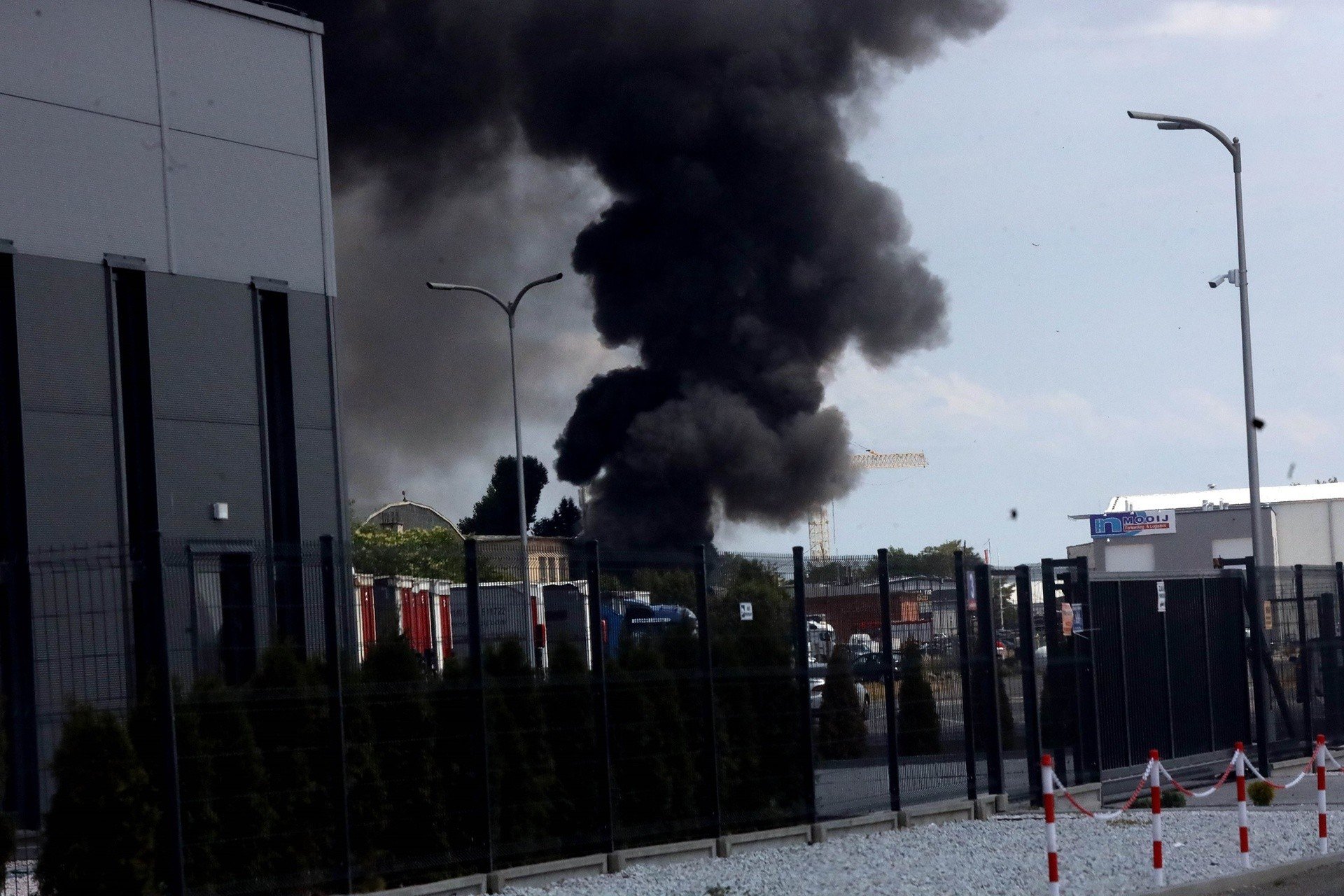 Pożar na obrzeżach Legnicy. W ogniu stanęły samochodowe naczepy i stare  opony [ZDJĘCIA] | Gazeta Wrocławska