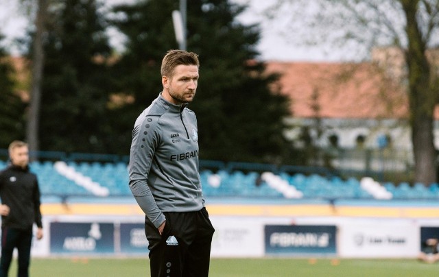 Trener Stali Rzeszów, Daniel Myśliwiec, przygotowuje swój zespół do walki we wtorkowym meczu w Niecieczy.