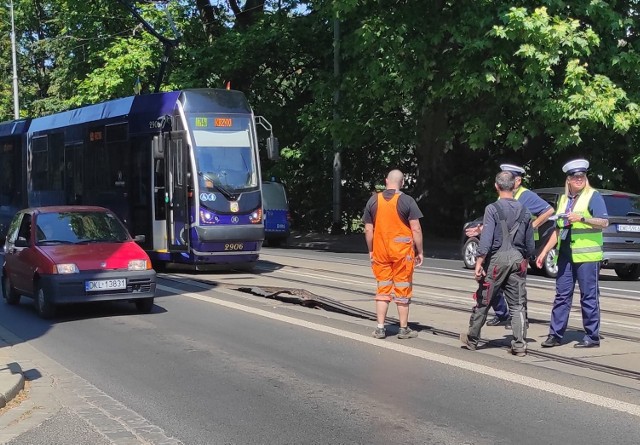 Szyna tramwajowa wygięła się na Podwalu