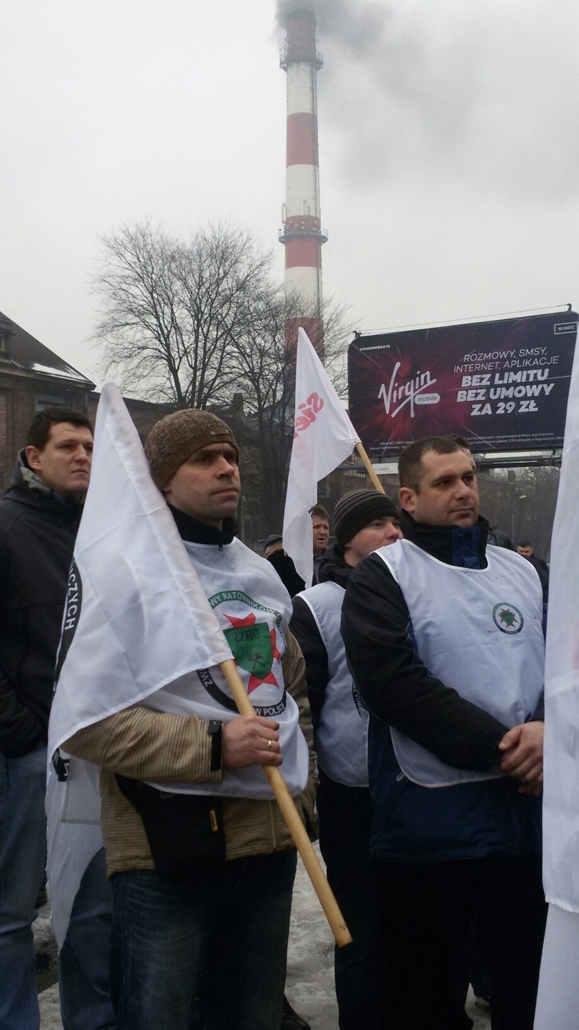 Manifestacja związkowa i górnicza przed kopalnią Boże Dary w...