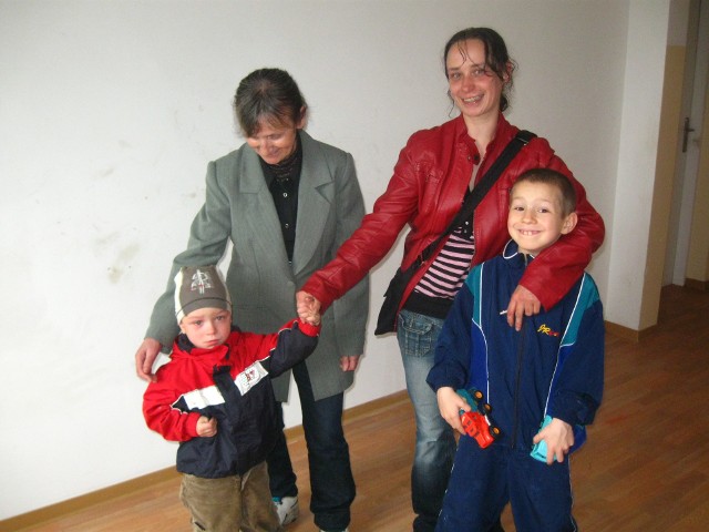 mieszkanie pani Anny- Jestem wdzięczna wszystkim, którzy mi pomagają - mówi Anna Bystroń. Na zdjęciu z Aleksem i Marcelem oraz ze swoją matką Ireną