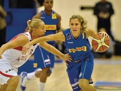 Fragment meczu ligowego Wisła Can-Pack Kraków - Lotos Gdynia 82-54. Elina Babkina(z prawej) w walce z Pauliną Pawlak, byłą koszykarką Lotosu Fot. Michał Klag