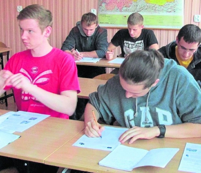 Przed wyjazdem za Odrę uczniowie technikum biorą udział w dodatkowych zajęciach pozalekcyjnych z języka niemieckiego.