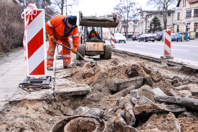 Jak zapowiadają drogowcy, jeszcze w tym roku  część  chodników w mieście ma przejść metamorfozę. - Ogłosiliśmy już przetarg, który ma wyłonić wykonawcę tych prac - mówi Krzysztof Kosiedowski, rzecznik Zarządu Dróg Miejskich i Komunikacji Publicznej w Bydgoszczy. - Termin składania ofert upływa 4 lutego br. Wiele prac przeprowadzimy w centrum. Planujemy odnowić nawierzchnie dla pieszych, np. na ul. Markwarta od strony parku, ul. Kruszwickiej z wyłączeniem odcinków już wyremontowanych. Nowe trakty powstaną też np. na ul. Zamoyskiego (od ul. 20 Stycznia do ul. Paderewskiego), a także na ul. 20 Stycznia (od ul. Mickiewicza do ul. Zamoyskiego).Gdzie jeszcze remontowane będą chodniki? Więcej informacji >>>Flesz - wypadki drogowe. Jak udzielić pierwszej pomocy?