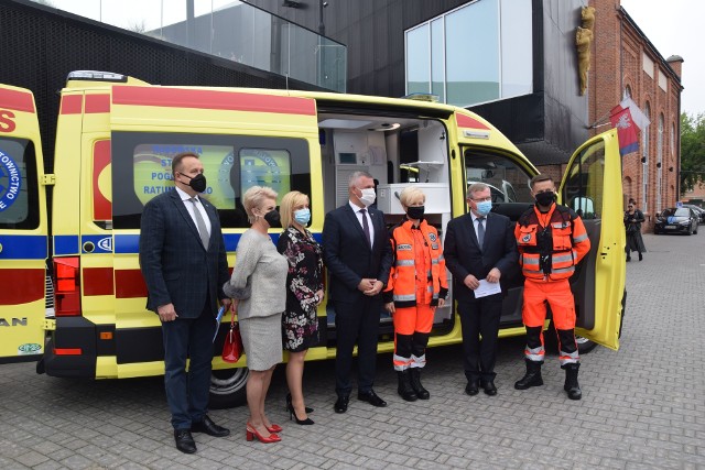Podczas środowego spotkania przedstawiciele władz Mazowsza i radomskiej stacji Pogotowia Ratunkowego prezentowali nowy ambulans kupiony dla Radomia przez władze województwa.