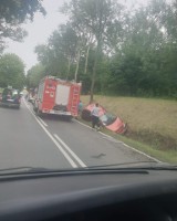 Wypadek w Brończycach na drodze wojewódzkiej 775. Samochód osobowy dachował, wpadł do rowu