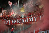 PKO Ekstraklasa. Tak kibice Widzewa Łódź wspierali zespół w meczu z Koroną Kielce.  W sektorze gości odpalili też race. Zobacz zdjęcia