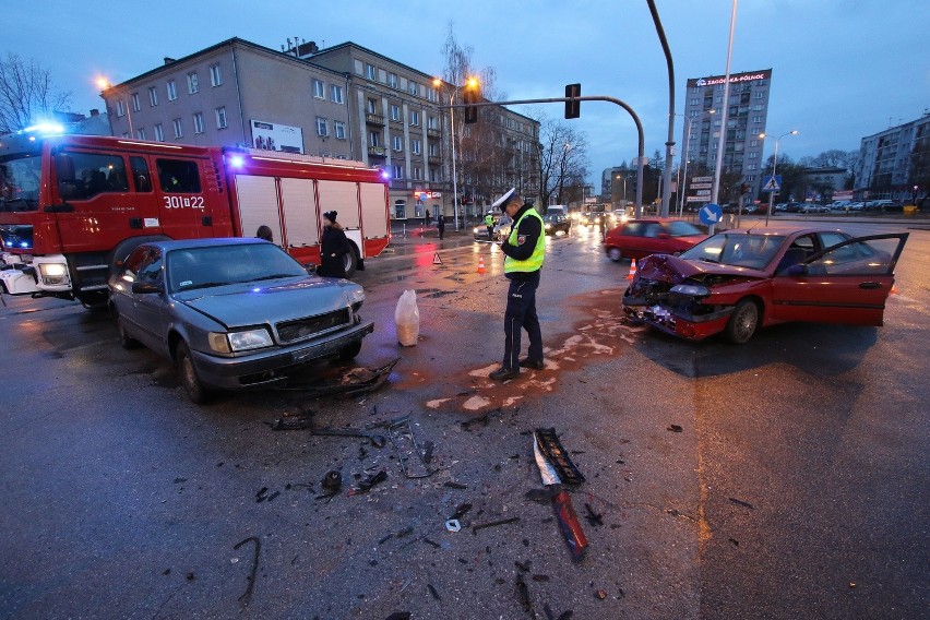 Wypadek w Kielcach. Dwa auta rozbite, dwoje rannych